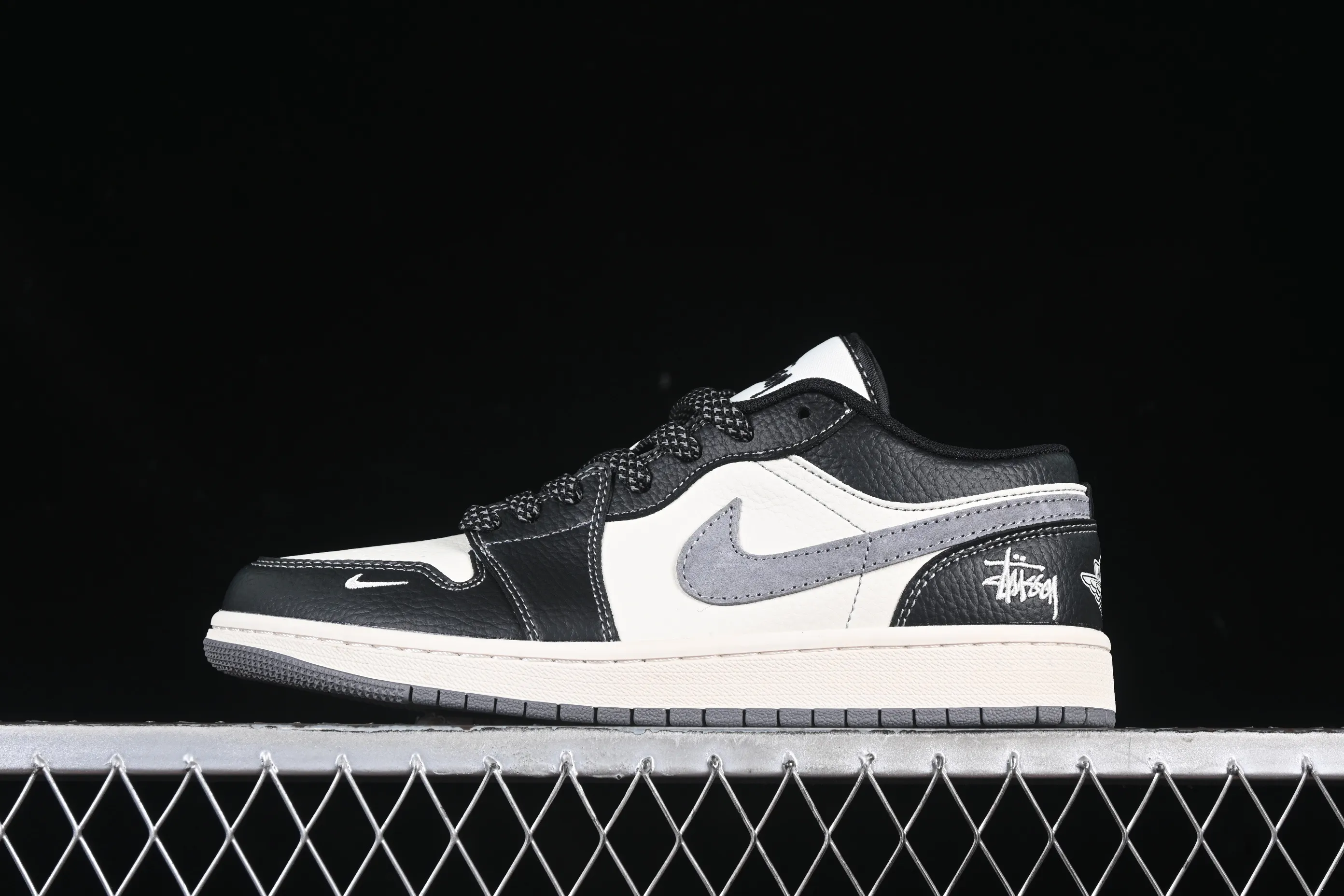 All categories Air Jordan Jordan series basketball shoes Air Jordan 1 Low High-end customized low-top sneakers Air Jordan 1 Low AJ1 Joe 1 Stussy joint black and gray hook High-end customized low-top retro basketball shoes XX3318-511